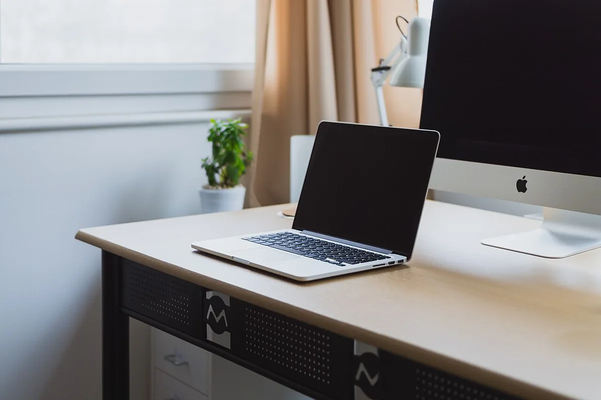 Portatil en escritorio para tramitar en linea